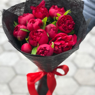 Букет бордовых пионов