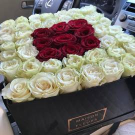 Белые и красные розы в коробке