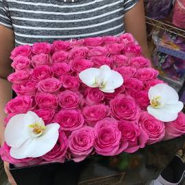 Розовые розы и орхидея в коробке